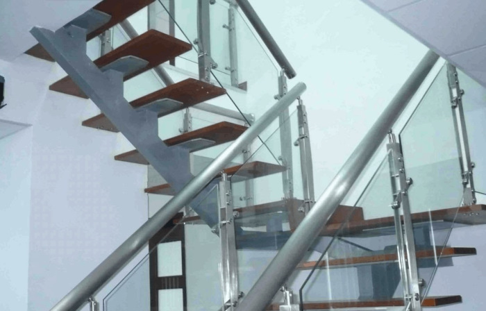 cầu thang inox kết hợp với kính