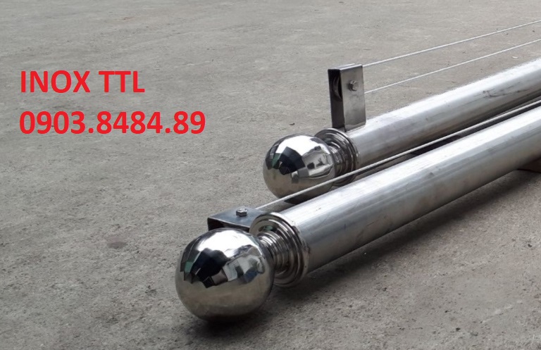 Quả châu và ròng rọc trên đỉnh cột cờ inox